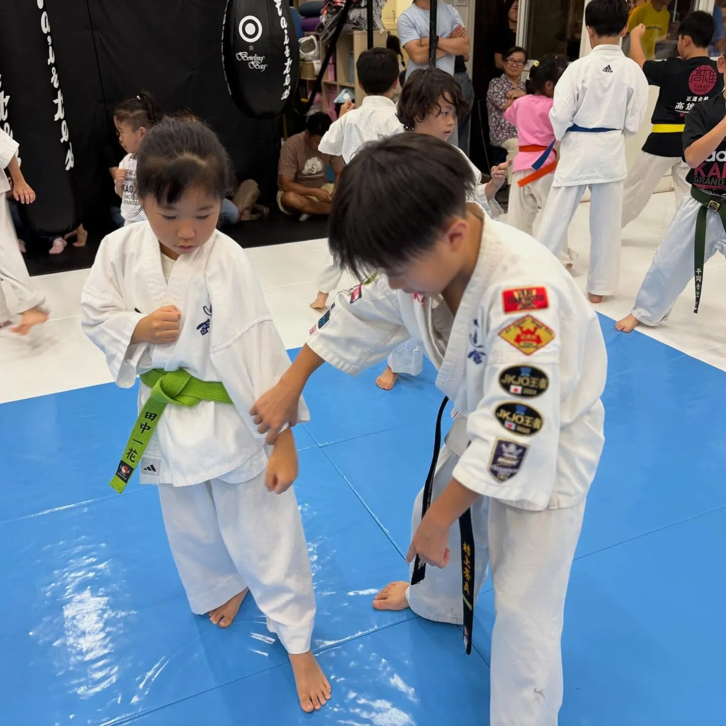 先輩がリーダーになってチームで形稽古。