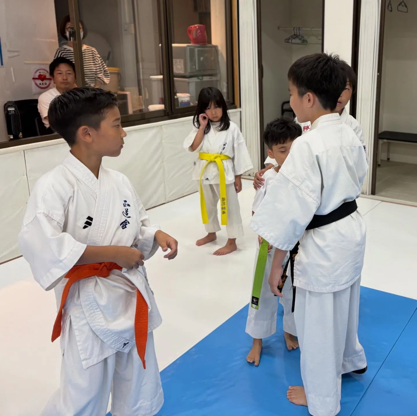先輩がリーダーになってチームで形稽古。