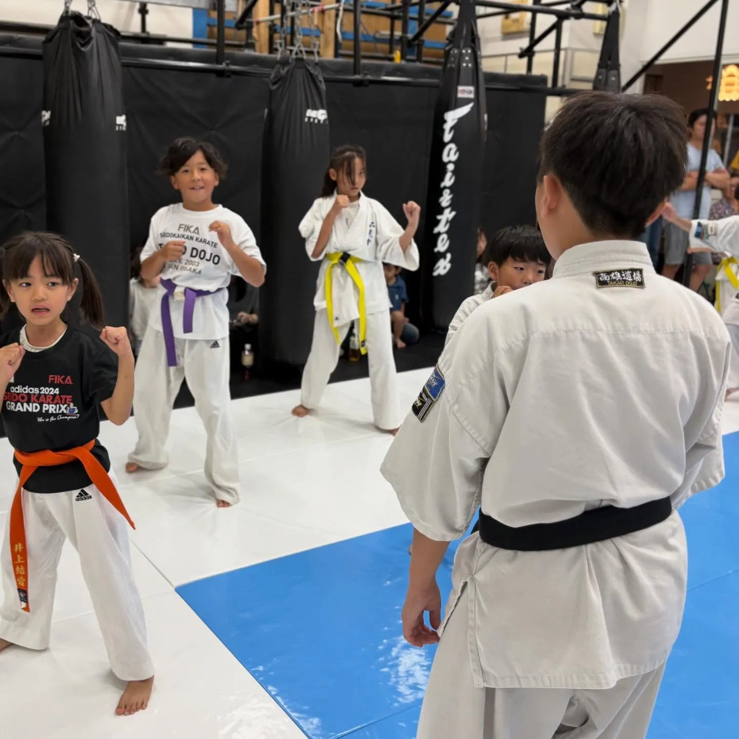 先輩がリーダーになってチームで形稽古。