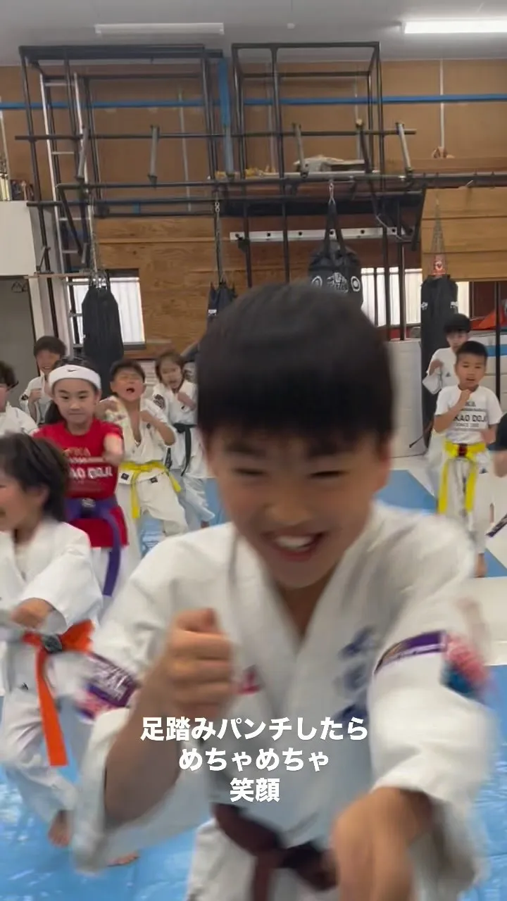 足踏みパンチしたら全員めちゃめちゃ笑顔w